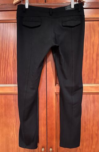 Pantalón negro con cremalleras 
