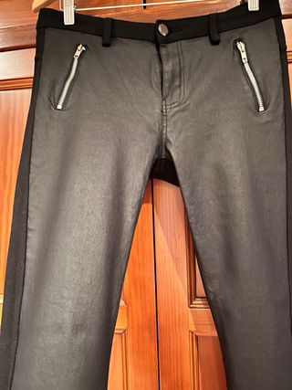 Pantalón negro con cremalleras 