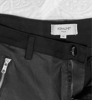 Pantalón negro con cremalleras 