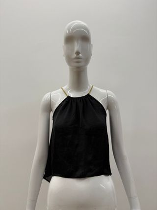 Top negro con cadena dorada