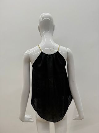Top negro con cadena dorada