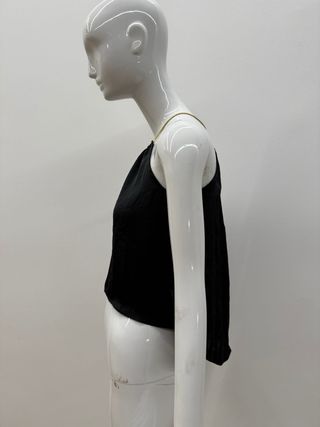 Top negro con cadena dorada