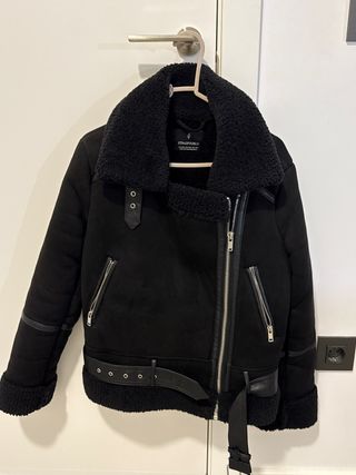 Chaqueta Stradivarius Negra con Borrego