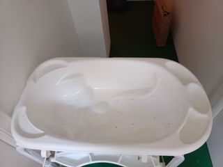 Cambiador de bebé con bañera