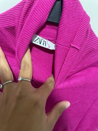 Camiseta cuello alto rosa botones manga larga