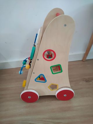 Andador de madera infantil con actividades