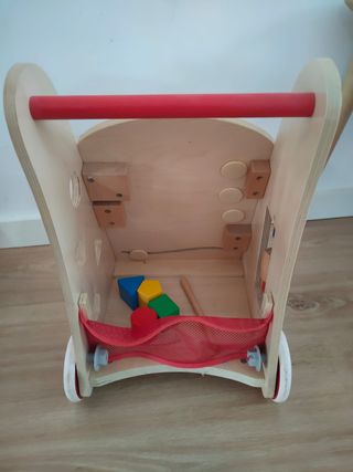 Andador de madera infantil con actividades