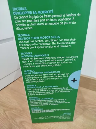 Andador de madera infantil con actividades