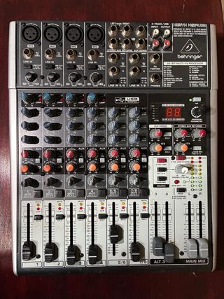 Mesa de mezclas Behringer X1204 USB
