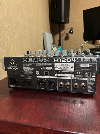 Mesa de mezclas Behringer X1204 USB