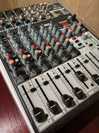 Mesa de mezclas Behringer X1204 USB