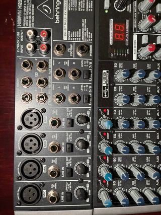 Mesa de mezclas Behringer X1204 USB