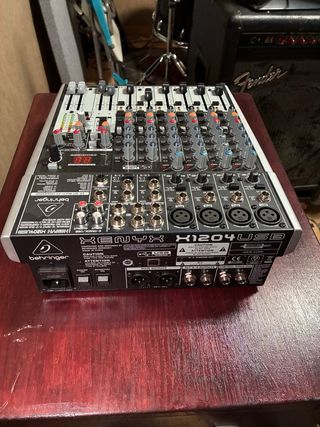 Mesa de mezclas Behringer X1204 USB