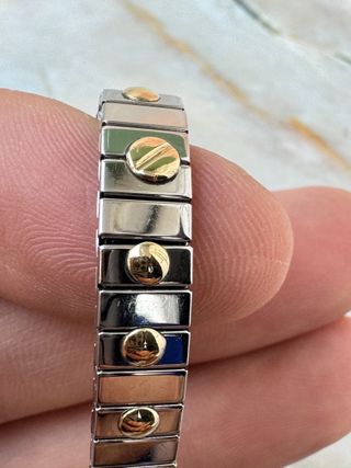 Pulsera elástica acero y detalles dorados