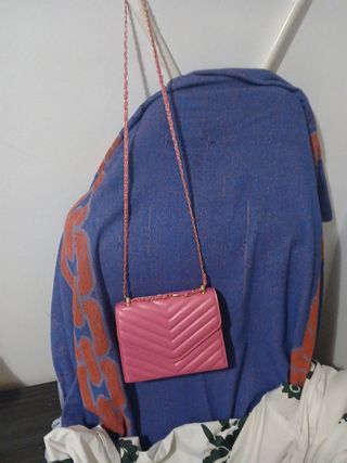Bolso rosa. Con una cadena nuevo