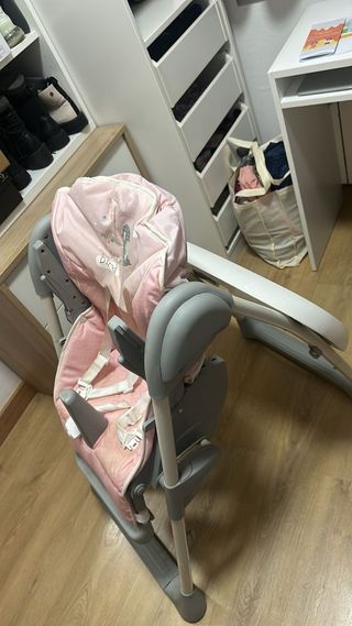Trona infantil rosa con estampado de pájaro