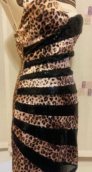 Vestido de fiesta estampado leopardo ylentejuelas 