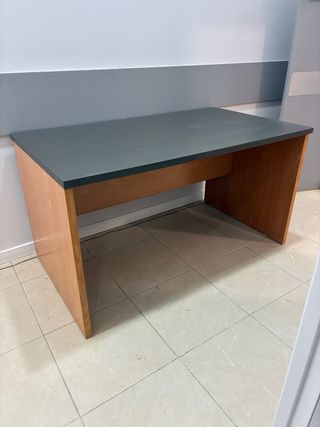 Escritorio madera y gris.