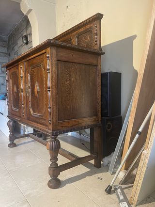 Cómoda de madera maciza tallada