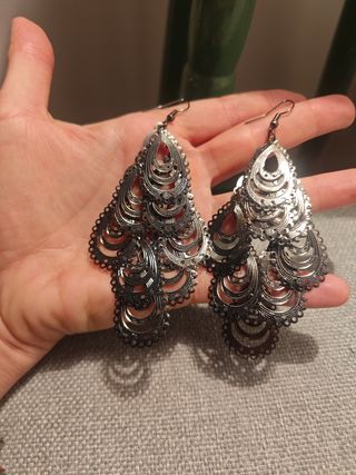 Pendientes largos plateados estilo boho