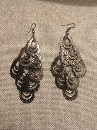 Pendientes largos plateados estilo boho