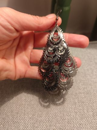 Pendientes largos plateados estilo boho