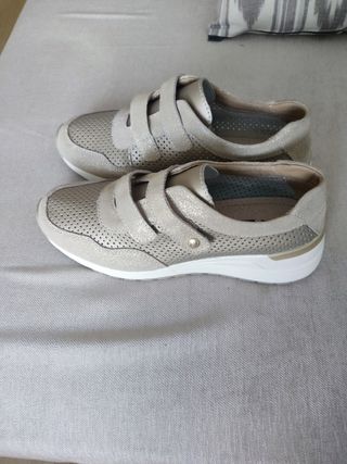 Zapatillas Beige y plateado 