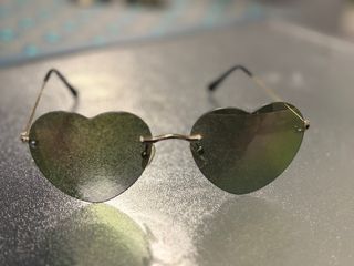 Occhiali da sole a forma di cuore