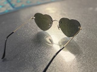 Occhiali da sole a forma di cuore