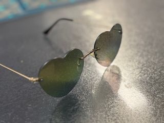 Occhiali da sole a forma di cuore