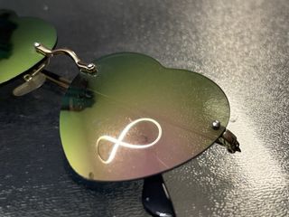 Occhiali da sole a forma di cuore