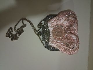 Elegante bolsito de pedrería dorado y rosa