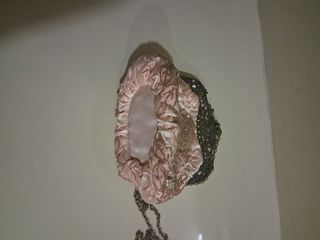 Elegante bolsito de pedrería dorado y rosa