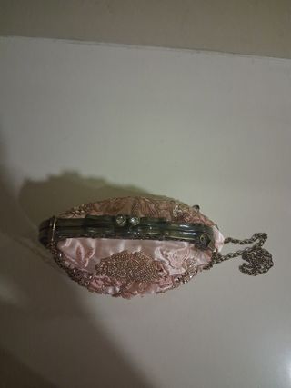 Elegante bolsito de pedrería dorado y rosa