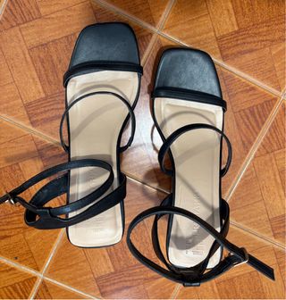 Sandalias negras de tiras finas