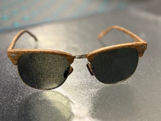 Occhiali da sole con montatura effetto legno