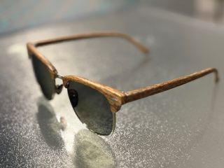 Occhiali da sole con montatura effetto legno