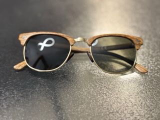 Occhiali da sole con montatura effetto legno