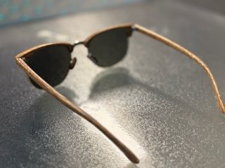 Occhiali da sole con montatura effetto legno