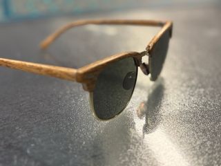 Occhiali da sole con montatura effetto legno