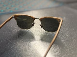 Occhiali da sole con montatura effetto legno