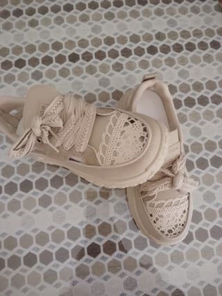 Zapatos beige mujer con encaje