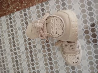 Zapatos beige mujer con encaje