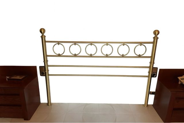 Cabecero dorado de metal