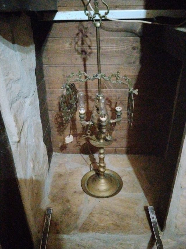 Lámpara de mesa antigua de metal