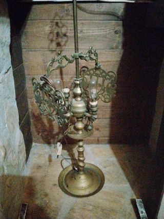 Lámpara de mesa antigua de metal