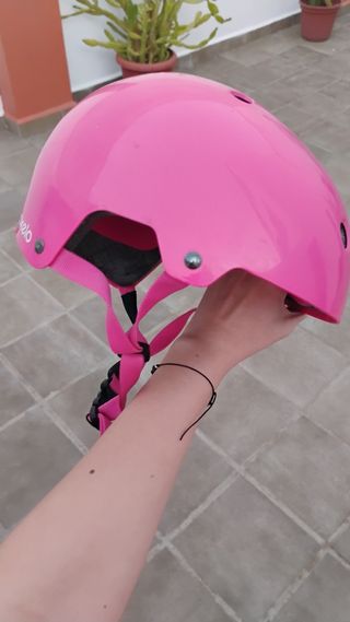 Casco rosa patinaje