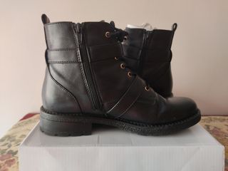 BOTINES n° 37- UN SOLO USO-
COMO NUEVOS.