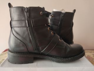 BOTINES n° 37- UN SOLO USO-
COMO NUEVOS.
