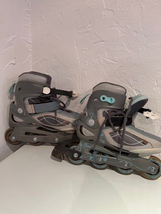 Patines en línea grises y azules
